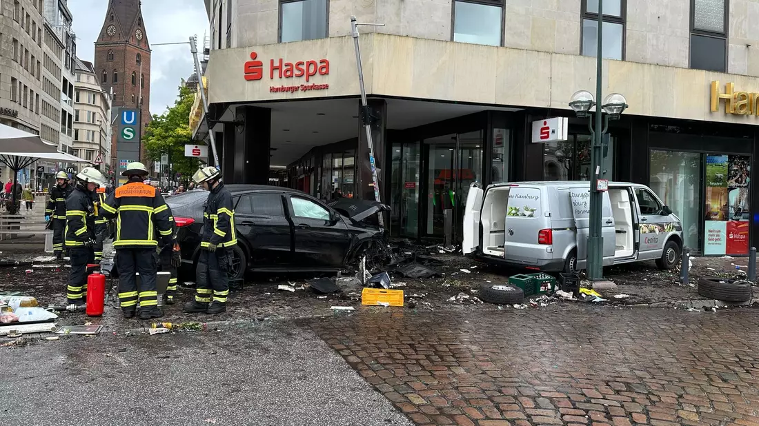 Am Jungfernstieg in der Hamburger Innenstadt ist ein Auto in eine Bankfiliale gefahren. - Bild: Steven Hutchings/TNN/dpa