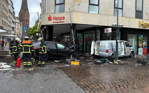 Am Jungfernstieg in der Hamburger Innenstadt ist ein Auto in eine Bankfiliale gefahren. - Foto: Steven Hutchings/TNN/dpa