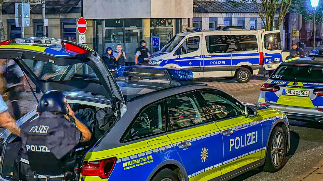 In Weingarten gibt es einen größeren Polizeieinsatz mit einem Hubschrauber, weil eine Frau wohl getötet worden ist. - Bild: Fabian Geier/EinsatzReport24/dpa