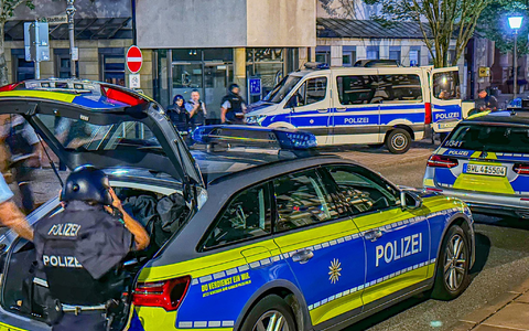 In Weingarten gibt es einen größeren Polizeieinsatz mit einem Hubschrauber, weil eine Frau wohl getötet worden ist. - Foto: Fabian Geier/EinsatzReport24/dpa In Weingarten gibt es einen größeren Polizeieinsatz mit einem Hubschrauber, weil eine Frau wohl getötet worden ist. - Foto: Fabian Geier/EinsatzReport24/dpa