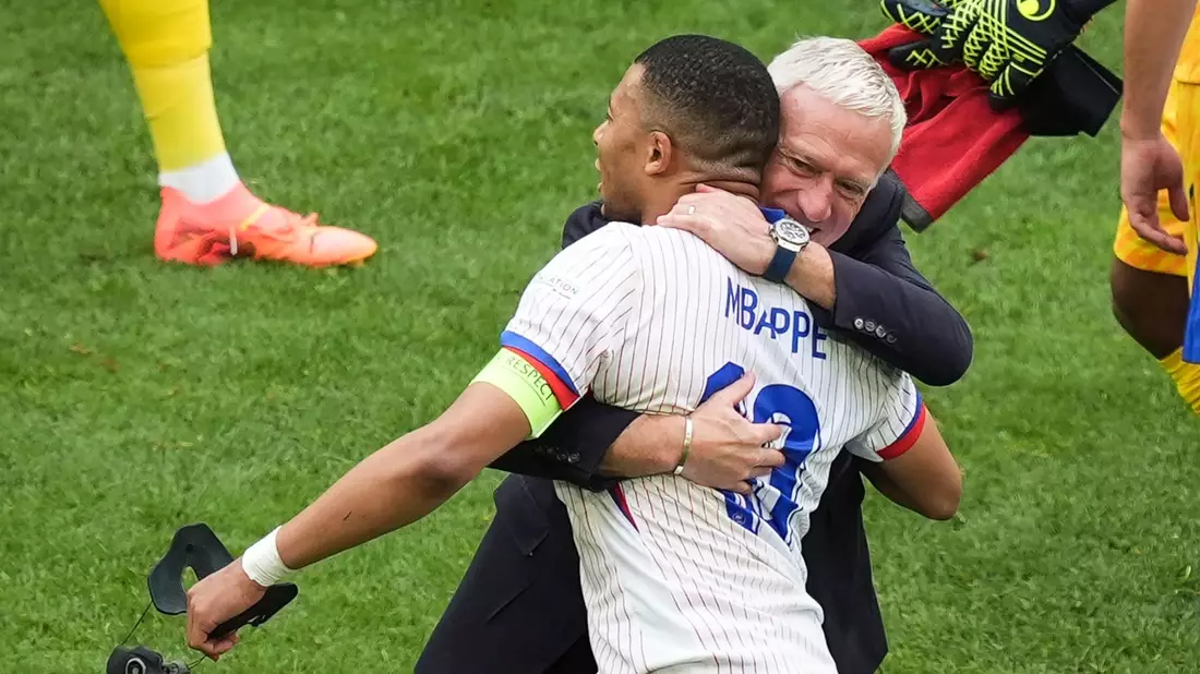 Nationaltrainer Didier Deschamps (r) und Frankreichs Superstar Kylian Mbappé feiern den Sieg gegen Belgien. - Bild: Marcus Brandt/dpa