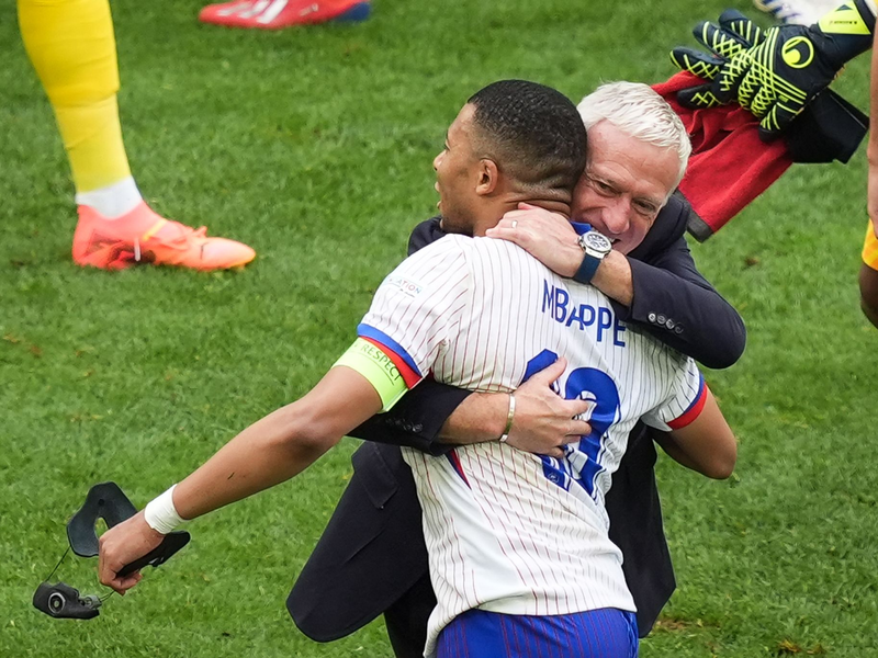 Nationaltrainer Didier Deschamps (r) und Frankreichs Superstar Kylian Mbappé feiern den Sieg gegen Belgien. - Foto: Marcus Brandt/dpa