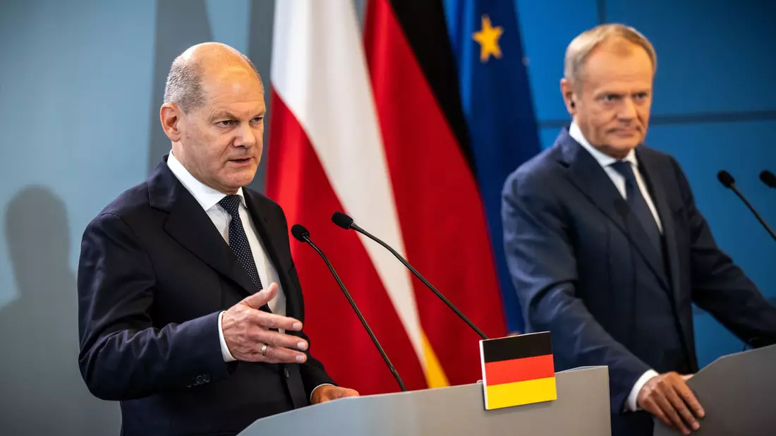«Deutschland weiß um die Schwere seiner Schuld», sagt Kanzler Olaf Scholz (l) bei einer Pressekonferenz mit Donald Tusk. - Bild: Michael Kappeler/dpa