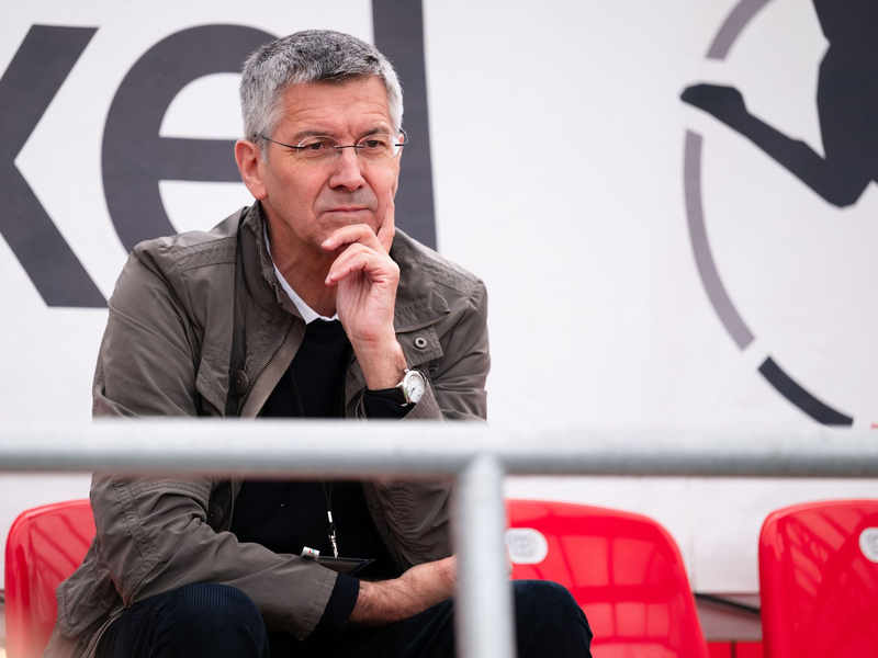 Bayern Münchens Präsident Herbert Hainer zeigt sich in einem Interview besorgt über den zunehmenden Rechtsruck in Europa. - Foto: Marius Becker/dpa