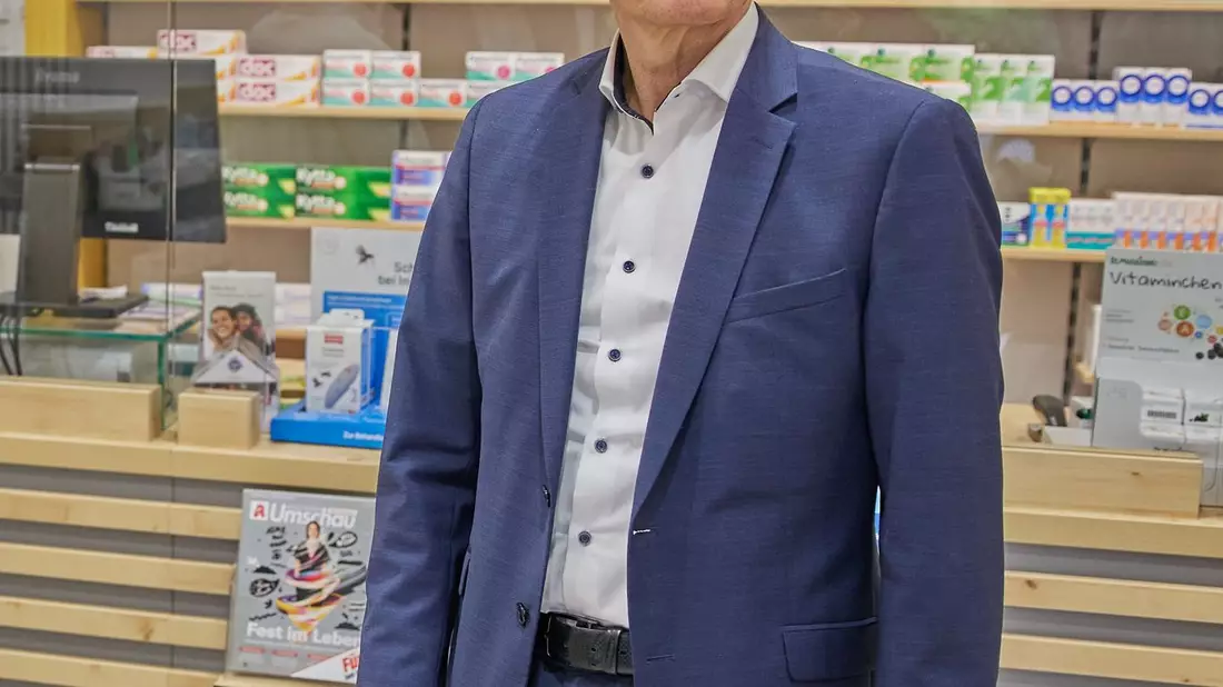Verschiedener Meinung: Karl Lauterbach sowie der Brandenburger Apotheker Mike Beyer und die ABDA-Präsidentin Gabriele Regina Overwiening - Bild: Joerg Carstensen/dpa