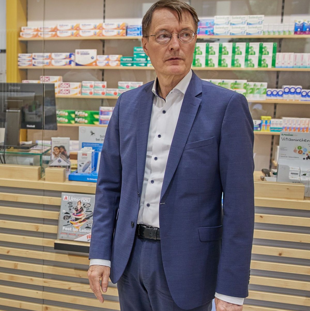 Verschiedener Meinung: Karl Lauterbach sowie der Brandenburger Apotheker Mike Beyer und die ABDA-Präsidentin Gabriele Regina Overwiening - Foto: Joerg Carstensen/dpa