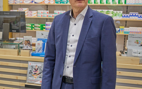 Verschiedener Meinung: Karl Lauterbach sowie der Brandenburger Apotheker Mike Beyer und die ABDA-Präsidentin Gabriele Regina Overwiening - Foto: Joerg Carstensen/dpa