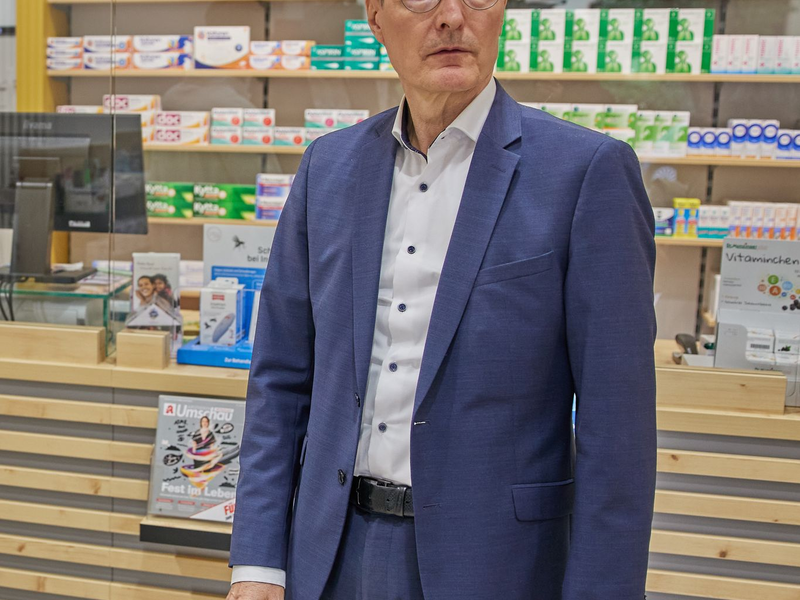 Verschiedener Meinung: Karl Lauterbach sowie der Brandenburger Apotheker Mike Beyer und die ABDA-Präsidentin Gabriele Regina Overwiening - Foto: Joerg Carstensen/dpa