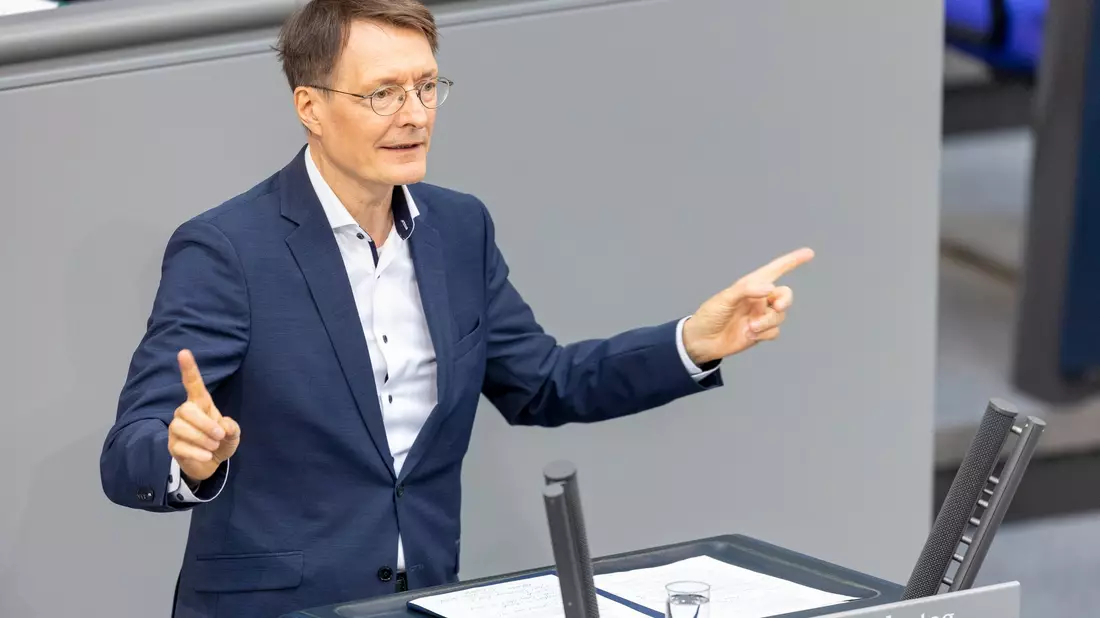 Ex-Gesundheitsminister Spahn (CDU) ist für die Einsetzung einer Enquetekommission zur Aufarbeitung der Corona-Zeit. (Archivbild)  - Bild: Lucas Röhr/dpa