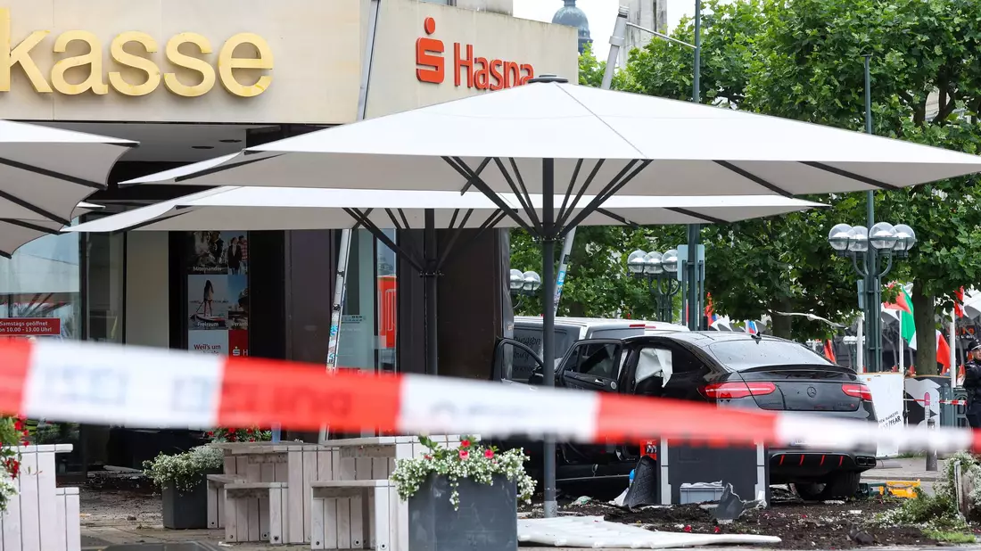 Am Jungfernstieg in der Hamburger Innenstadt ist ein Auto in eine Bankfiliale gefahren. - Bild: Bodo Marks/dpa