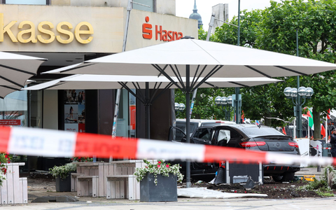 Am Jungfernstieg in der Hamburger Innenstadt ist ein Auto in eine Bankfiliale gefahren. - Foto: Bodo Marks/dpa