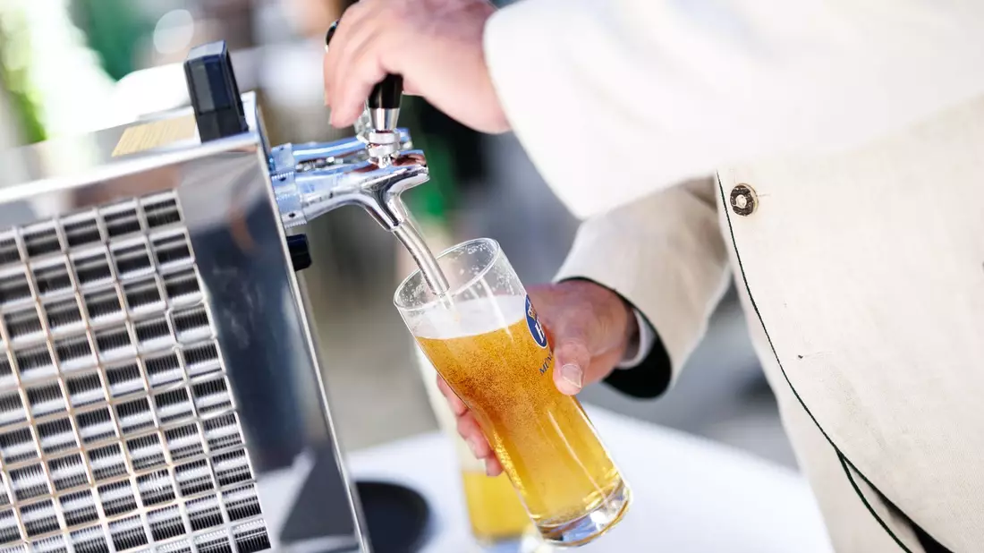 Ein Gast in einem niederbayerischen Wirtshaus bestellte 16 Bier nacheinander und bezahlte jedes einzeln - sehr zum Ärger des Wirtes, der dadurch anfallende Transaktionsgebühren beklagte (Symbolbild). - Bild: Matthias Balk/dpa
