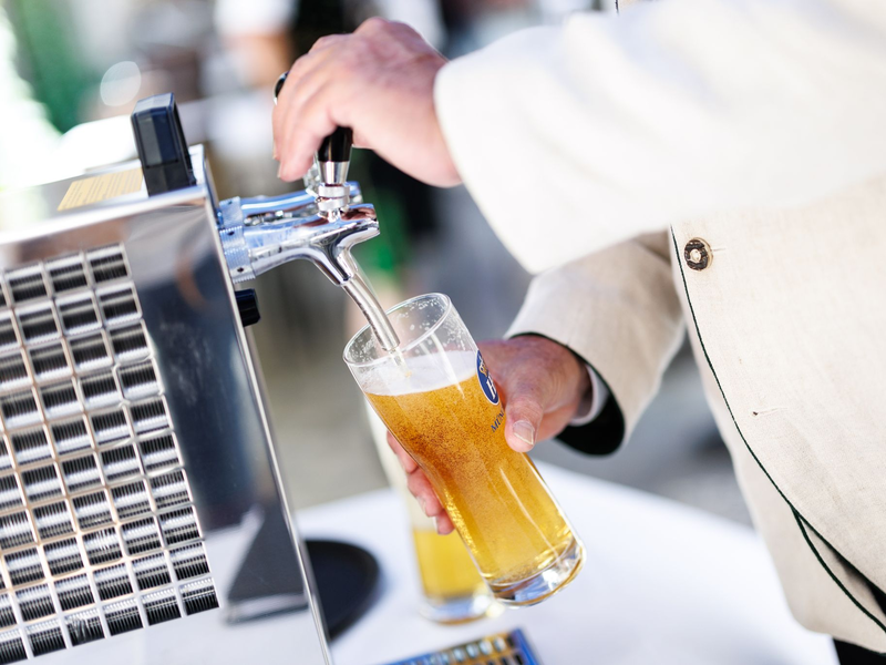 Ein Gast in einem niederbayerischen Wirtshaus bestellte 16 Bier nacheinander und bezahlte jedes einzeln - sehr zum Ärger des Wirtes, der dadurch anfallende Transaktionsgebühren beklagte (Symbolbild). - Foto: Matthias Balk/dpa