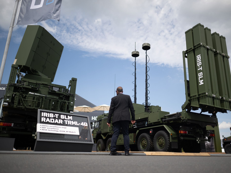Das Luftabwehrsystem Iris von Diehl Defence. - Foto: Sebastian Christoph Gollnow/dpa