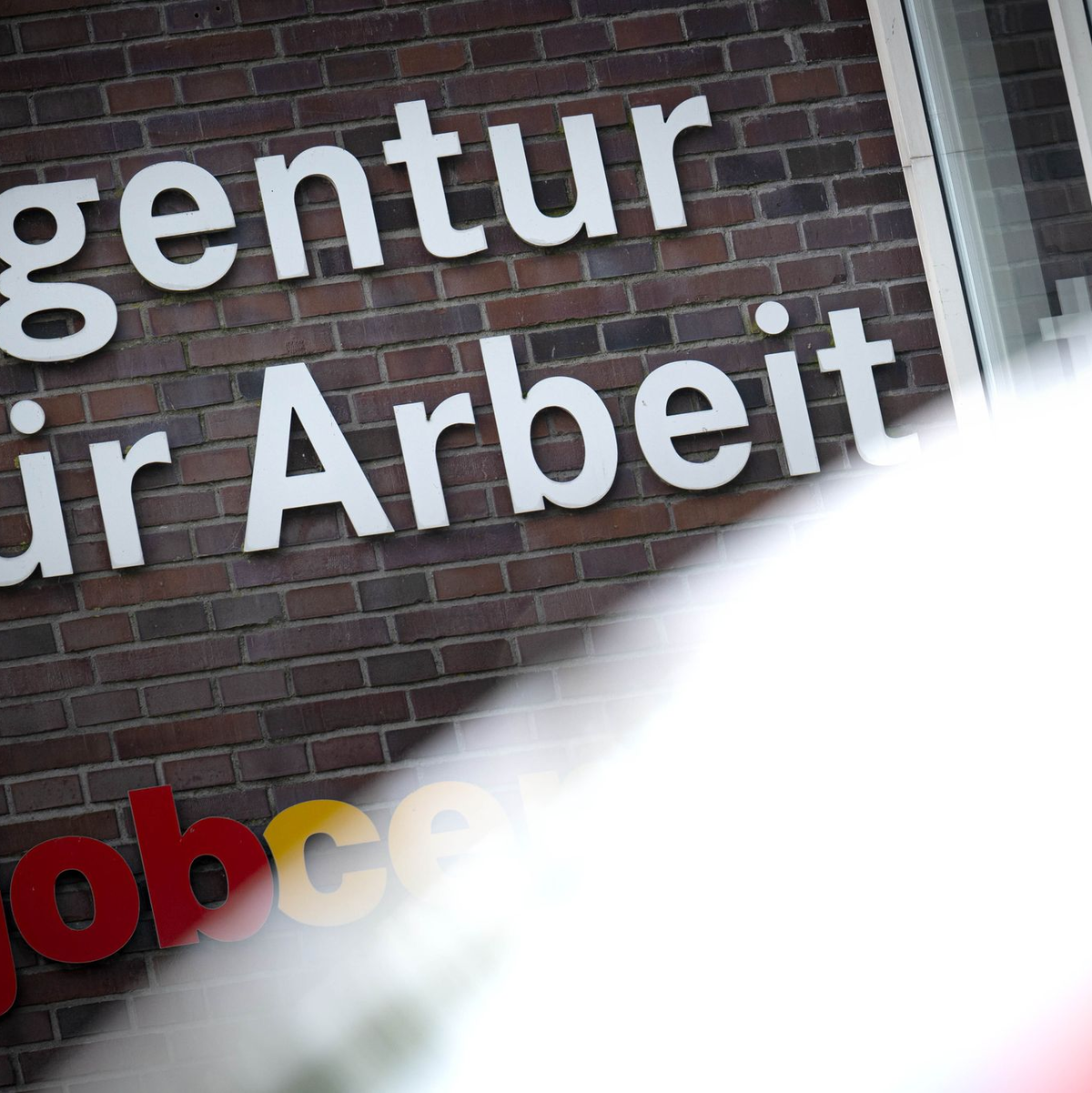 Bremen und Berlin haben weiter die höchste Arbeitslosenquote. - Foto: Sina Schuldt/dpa