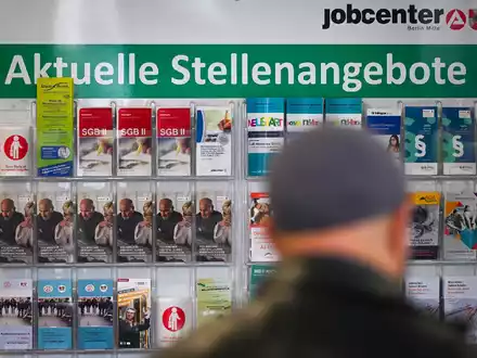 Fachkräfte dringend gesucht - aber für Asylbewerber bleibt es schwierig, auf dem Arbeitsmarkt Fuß zu fassen. - Foto: Jens Kalaene/dpa
