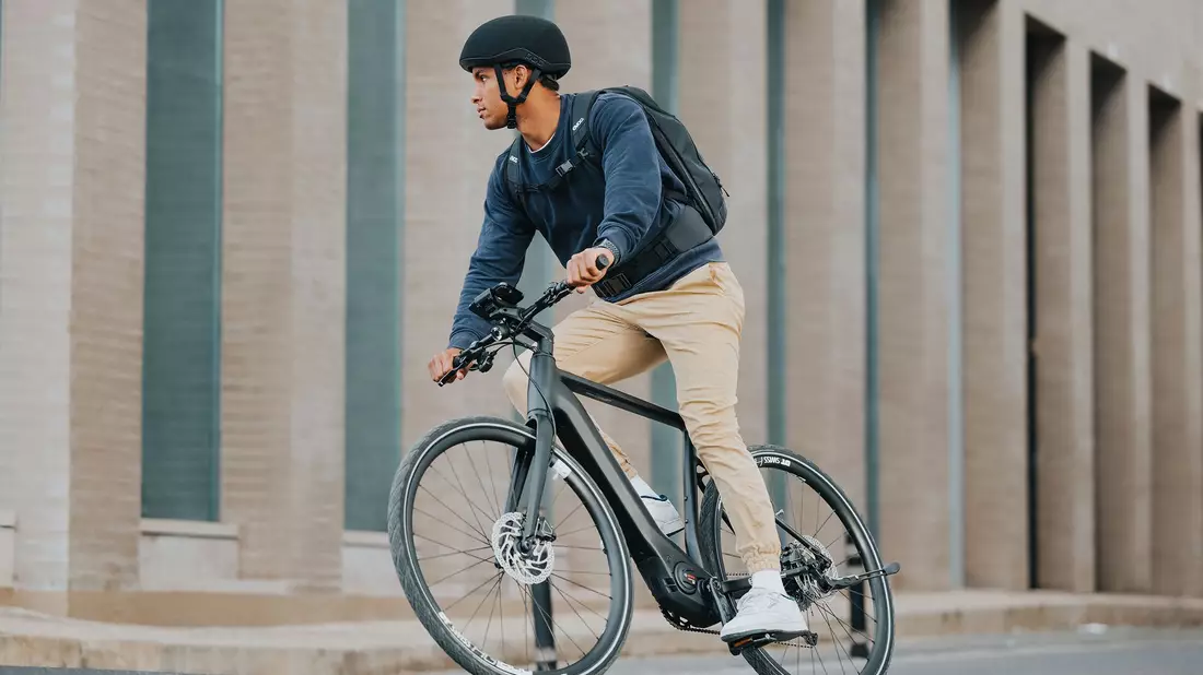 Künstliche Intelligenz kann bei E-Bikes dafür sorgen, dass man mit einem gewünschten Akku-Stand am Ziel ankommt - Bild: Julian Mittelstaedt/Bosch/dpa-tmn