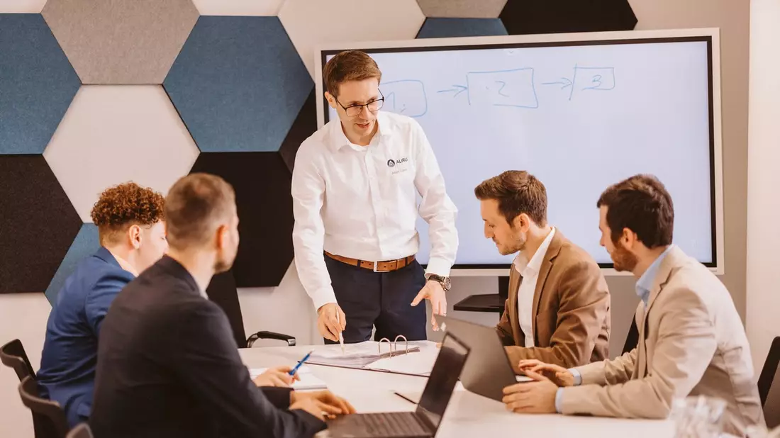 Julian Kissel von der Aliru GmbH: 4 Anzeichen, dass Ihre Vertriebsprozesse veraltet sind und dringend modernisiert werden müssen - Bild: presseportal.de