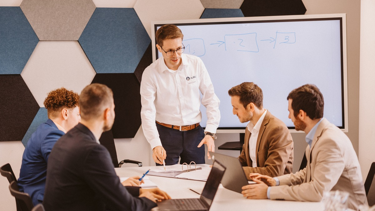 Julian Kissel von der Aliru GmbH: 4 Anzeichen, dass Ihre Vertriebsprozesse veraltet sind und dringend modernisiert werden müssen - Foto: presseportal.de