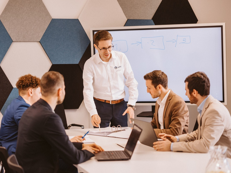 Julian Kissel von der Aliru GmbH: 4 Anzeichen, dass Ihre Vertriebsprozesse veraltet sind und dringend modernisiert werden müssen - Foto: presseportal.de