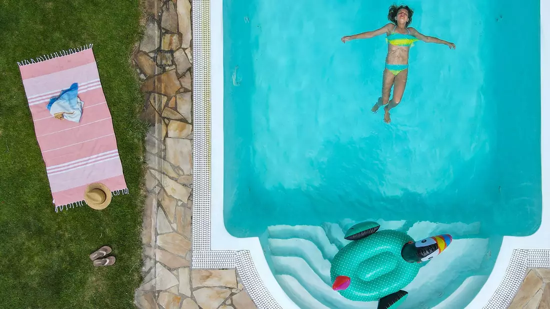 Luxus im eigenen Garten: Der Anteil der Häuser mit eigenem Pool ist in Immobilienanzeigen laut einer Studie gewachsen. - Bild: Patrick Pleul/dpa