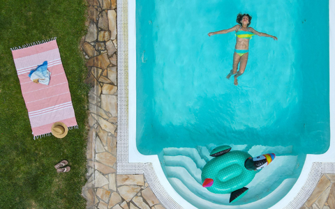 Luxus im eigenen Garten: Der Anteil der Häuser mit eigenem Pool ist in Immobilienanzeigen laut einer Studie gewachsen. - Foto: Patrick Pleul/dpa