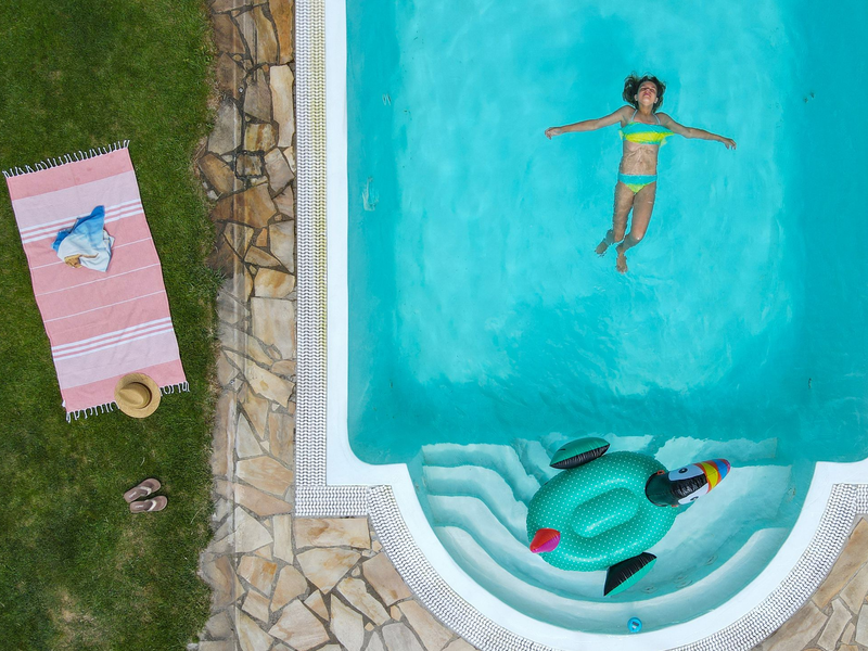 Luxus im eigenen Garten: Der Anteil der Häuser mit eigenem Pool ist in Immobilienanzeigen laut einer Studie gewachsen. - Foto: Patrick Pleul/dpa