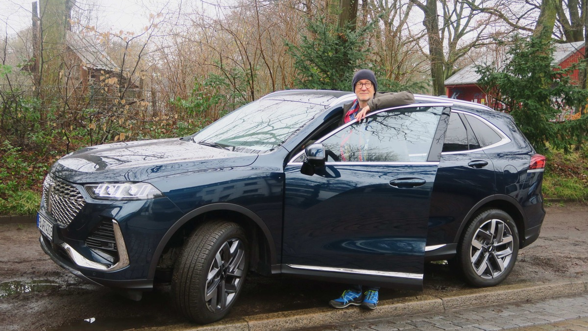 Vorhang auf: Schauspieler Peter Lohmeyer fährt im GWM WEY 03 vor - Foto: presseportal.de
