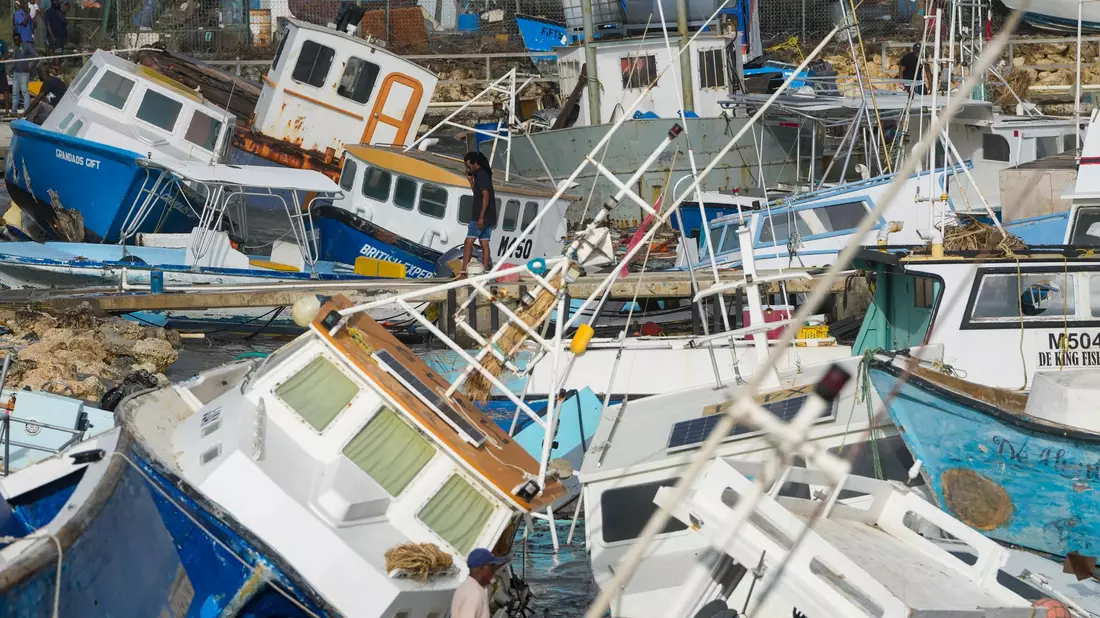 Beschädigte Fischerboote liegen vor Bridgetown. - Bild: Ricardo Mazalan/AP