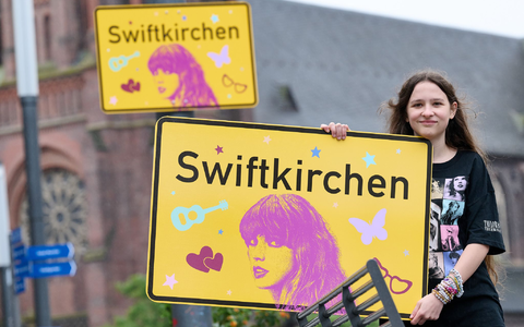 Die Stadt Gelsenkirchen wird im Juli Schauplatz für die «Eras Tour» von Superstar Taylor Swift - und gibt zu Ehren der Musikerin einen neuen Namen. Enthüllt wurde das «Swiftkirchen» von Swift-Fan Aleshanee Westhoff. - Foto: Bernd Thissen/dpa
