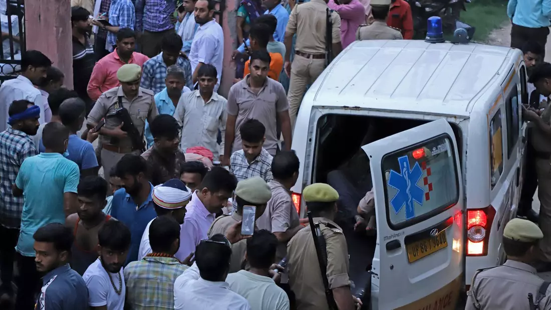 Der Ministerpräsident von Uttar Pradesh setzte den Angaben zufolge einen Ausschuss aus hochrangigen Polizei- und Verwaltungsbeamten ein, die den Vorfall untersuchen sollen. - Bild: Manoj Aligadi/AP/dpa