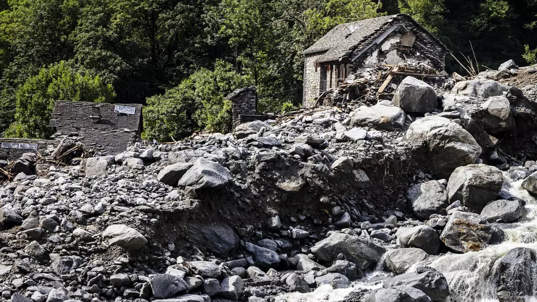 Bei den Unwettern am 28. Juni hatte das reißende Gewässer der Maggia eine Brücke zum Einsturz gebracht. - Bild: Michael Buholzer/KEYSTONE/dpa