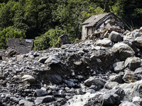 Bei den Unwettern am 28. Juni hatte das reißende Gewässer der Maggia eine Brücke zum Einsturz gebracht. - Foto: Michael Buholzer/KEYSTONE/dpa