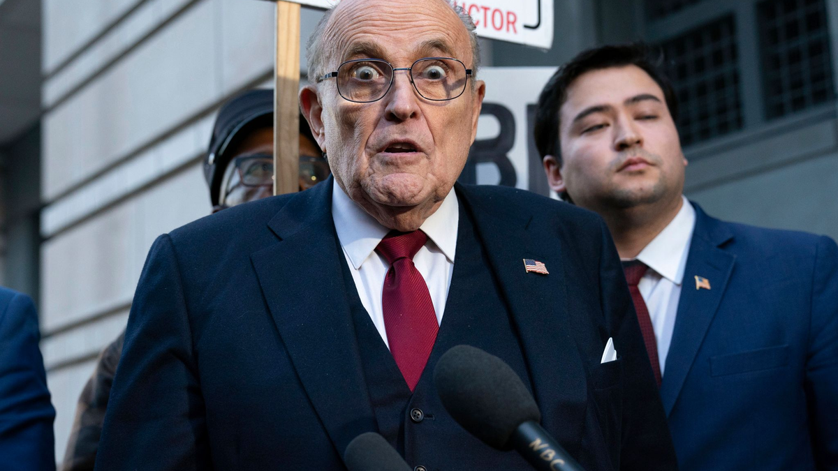 New Yorks Ex-Bürgermeister Giuliani ist für skurrile öffentliche Auftritte bekannt. - Foto: Jose Luis Magana/AP/dpa