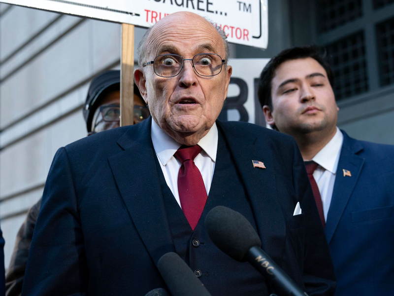 New Yorks Ex-Bürgermeister Giuliani ist für skurrile öffentliche Auftritte bekannt. - Foto: Jose Luis Magana/AP/dpa