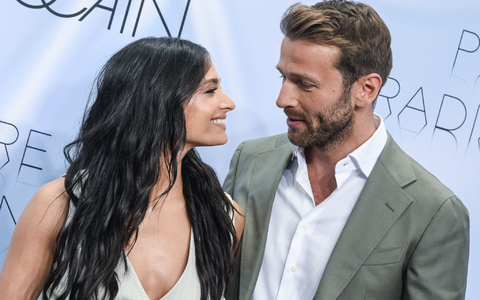 Ein Model zeigt Mode vom Label Marc Cain. - Foto: Jens Kalaene/dpa