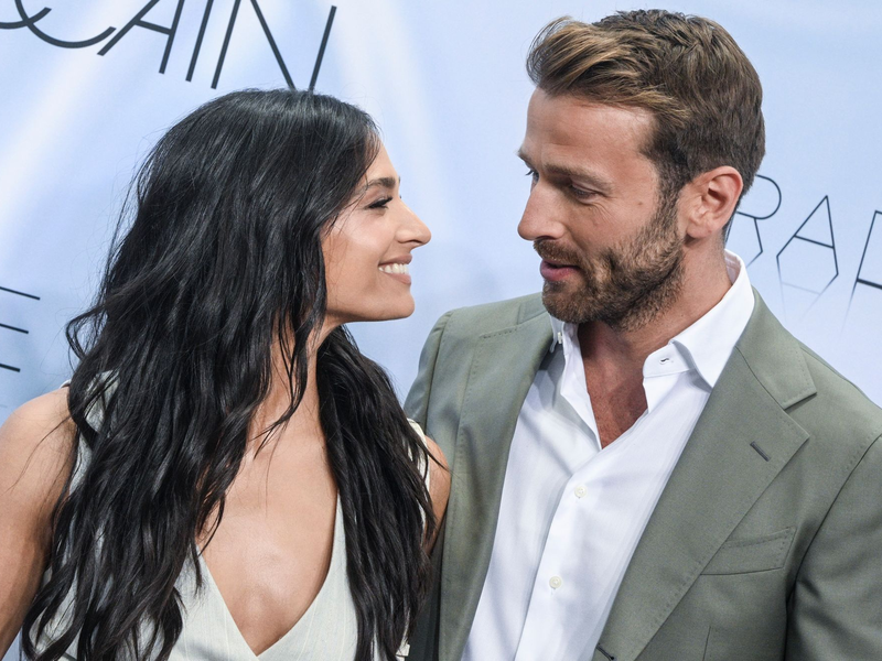 Ein Model zeigt Mode vom Label Marc Cain. - Foto: Jens Kalaene/dpa