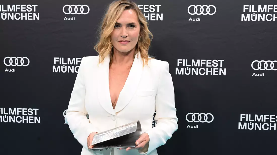 David Kross hat die Laudatio auf Kate Winslet gehalten auf dem Filmfest München. - Bild: Felix Hörhager/dpa