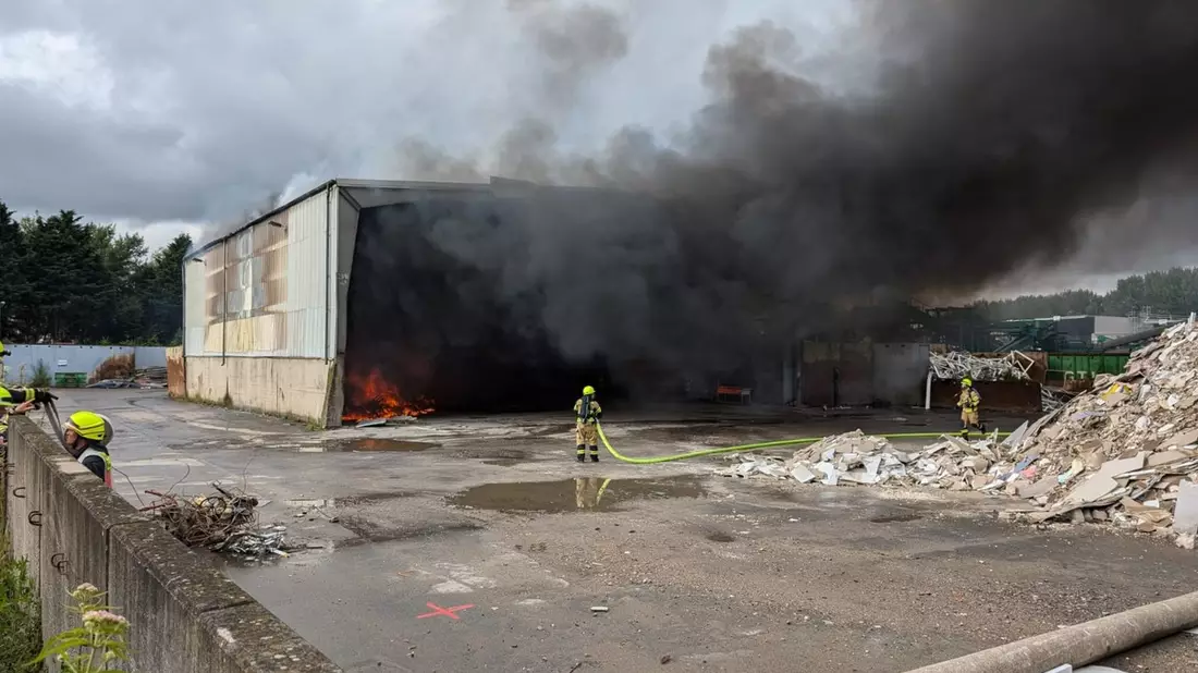 FW Kamen: Brennt Lagerhalle in Kamen. - Bild: presseportal.de