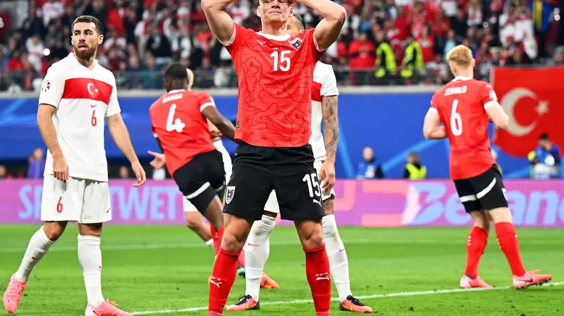 Trotz einer starken Vorrunde ist für Ralf Rangnick und Österreich bei der EM früh Schluss. - Bild: Robert Michael/dpa