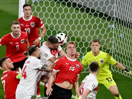 Wegen des Wolfsgruß-Jubel schaltet sich nun auch die UEFA ein. - Foto: Hendrik Schmidt/dpa
