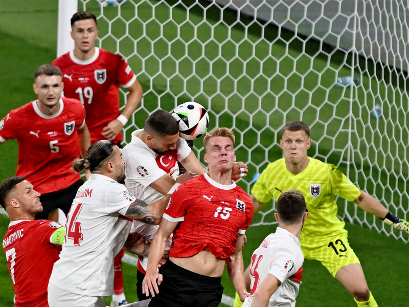 Wegen des Wolfsgruß-Jubel schaltet sich nun auch die UEFA ein. - Foto: Hendrik Schmidt/dpa