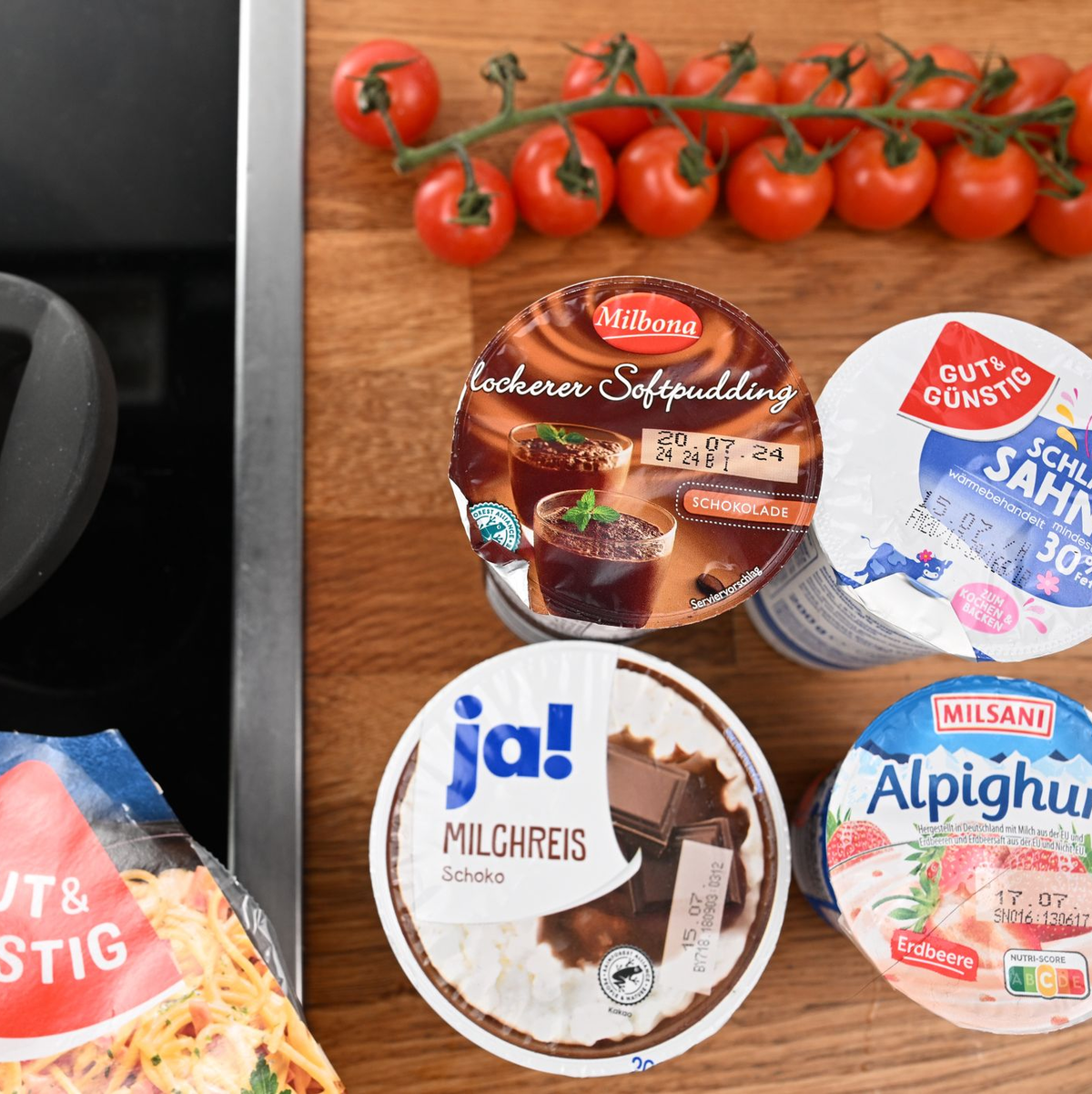 Eigenmarken werden bei Verbrauchern immer beliebter. - Foto: Bernd Weißbrod/dpa