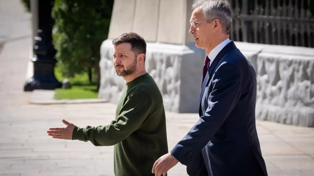 Gemeinsam gegen den russischen Krieg: Wolodymyr Selenskyj (l) und Jens Stoltenberg - Bild: Efrem Lukatsky/AP/dpa