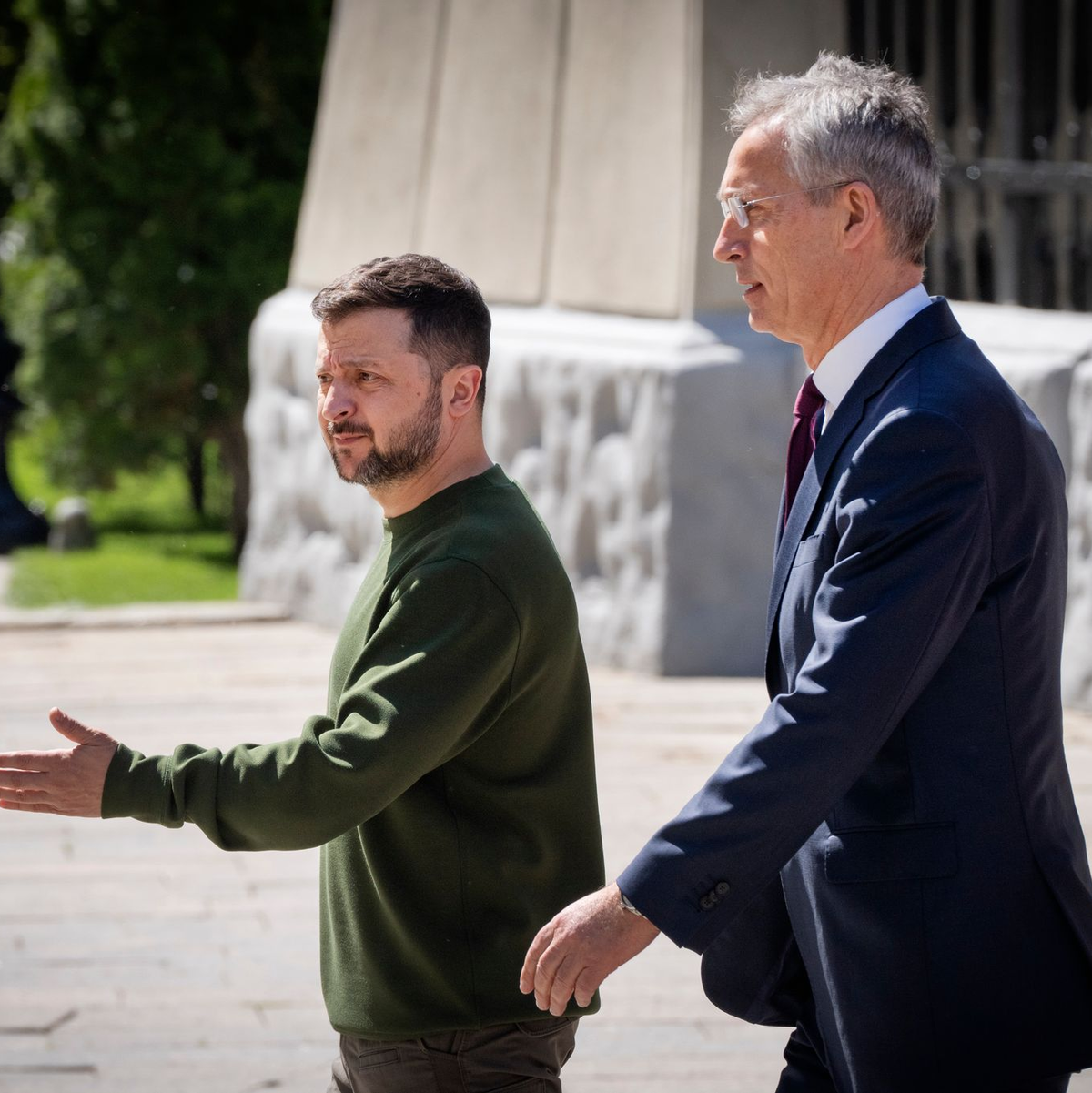 Gemeinsam gegen den russischen Krieg: Wolodymyr Selenskyj (l) und Jens Stoltenberg - Foto: Efrem Lukatsky/AP/dpa