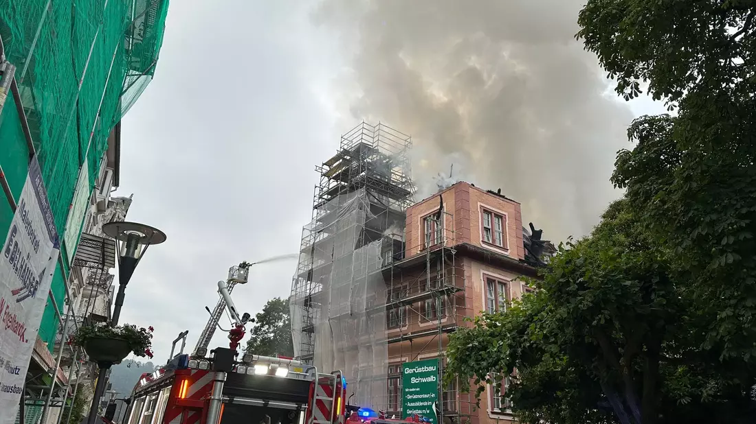 Fast 150 Feuerwehrleute rücken an, um den Brand eines historischen Gebäudes in Bad Ems zu löschen. - Bild: Kreisverwaltung des Rhein-Lahn-Kreises