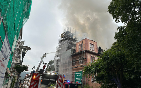 Fast 150 Feuerwehrleute rücken an, um den Brand eines historischen Gebäudes in Bad Ems zu löschen. - Foto: Kreisverwaltung des Rhein-Lahn-Kreises