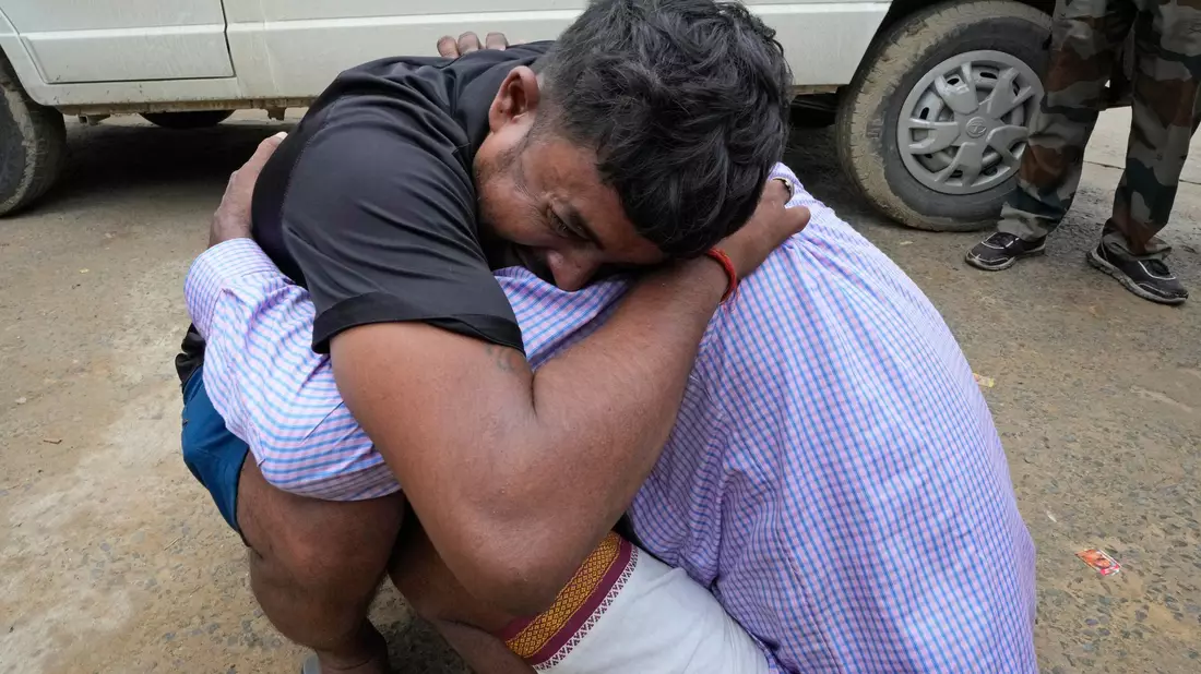 Ein Mann trauert um seine Schwester, die Opfer einer Massenpanik wurde - Bild: Rajesh Kumar Singh/AP/dpa