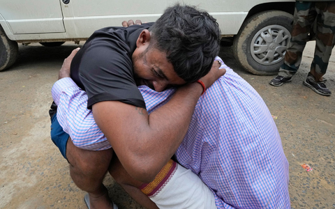 Ein Mann trauert um seine Schwester, die Opfer einer Massenpanik wurde - Foto: Rajesh Kumar Singh/AP/dpa