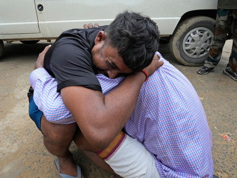 Ein Mann trauert um seine Schwester, die Opfer einer Massenpanik wurde - Foto: Rajesh Kumar Singh/AP/dpa